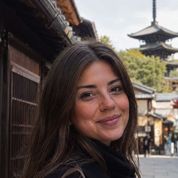 María en una calle de Kioto, con la pagoda de Yasaka al fondo