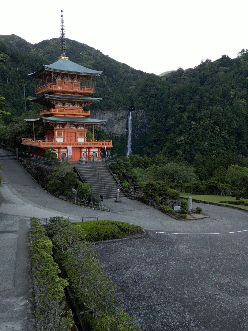 La pagoda de Seiganto-ji con la cascada de Nachi detrás