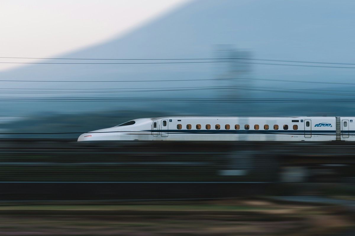 Un tren bala pasando a toda velocidad, movido por la propia marcha